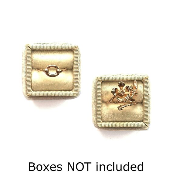 Pair of Rings, gold tone, costume - Picture 3 of 3